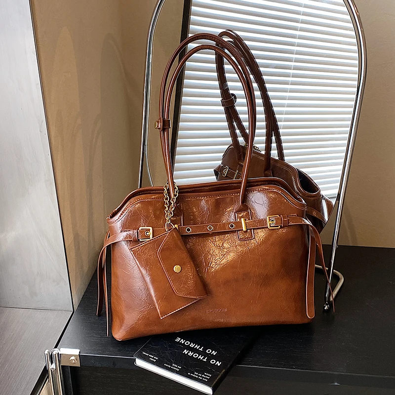 2025 Winter Glossy PU New Style Shell Shoulder Bags Solid Zipper Stylish Design Large Capacity High Quality Handbags for Women