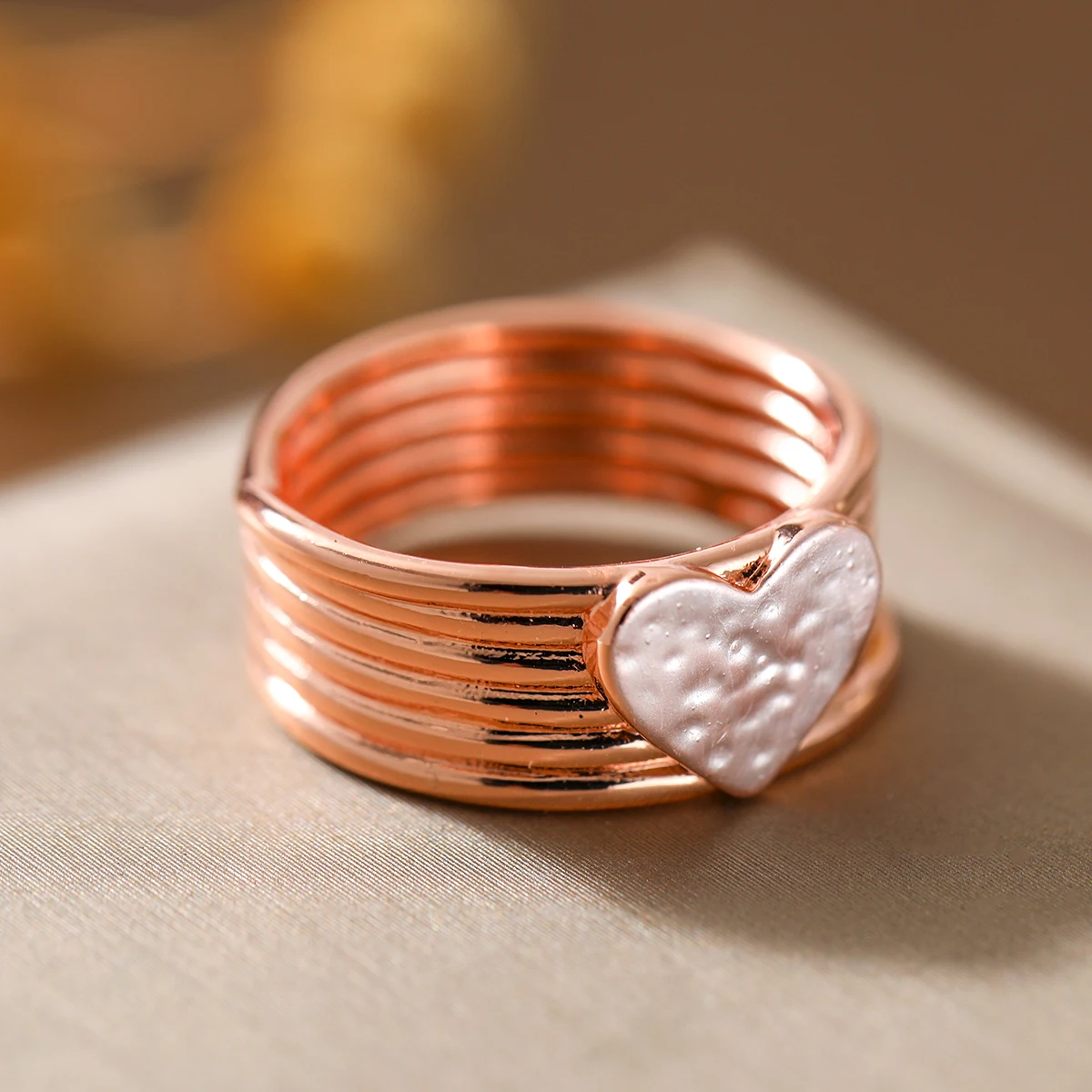 Kreativer Ring mit Reliefmuster in Herzform aus zweifarbigem Kupfer für Damen, geeignet für Dates und Partys. – Detail 4