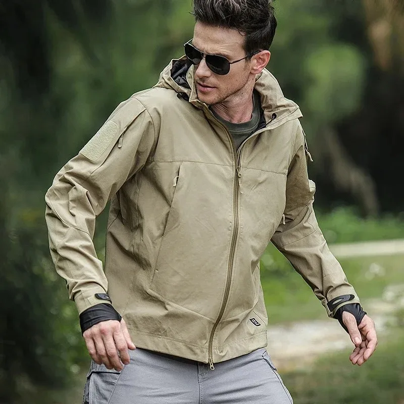 Outdoor Lightweight Commuting Tactical Jacket Soft Shell Charge Jacket Men's Windproof and Splashproof Mountain Climbing Jacket