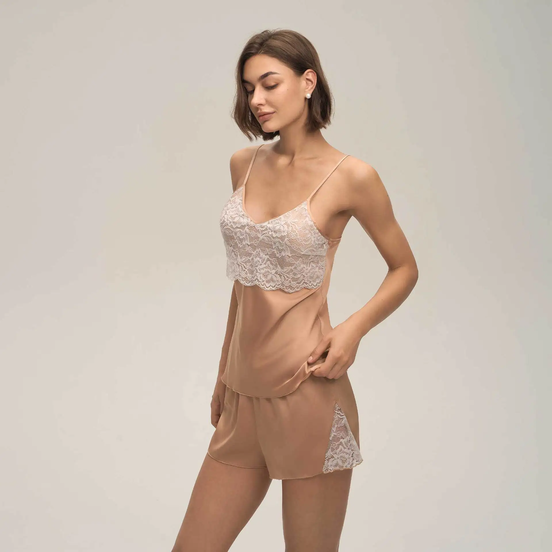 

Летний женский пижамный комплект, одежда для сна, сексуальный кружевной топ с аппликацией на бретельках, шорты, пижамный костюм, шелковый атлас, домашняя одежда