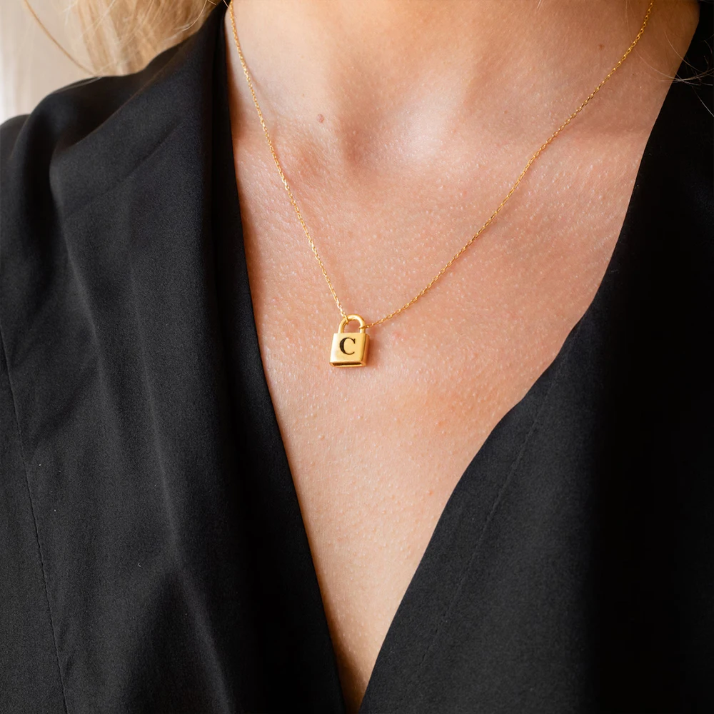 eManco Minimalist 14K Gold Plated Stainless Steel Locking Clasp Initials A-Z Pendant Women\'s Short Padlock Necklace Wholesale