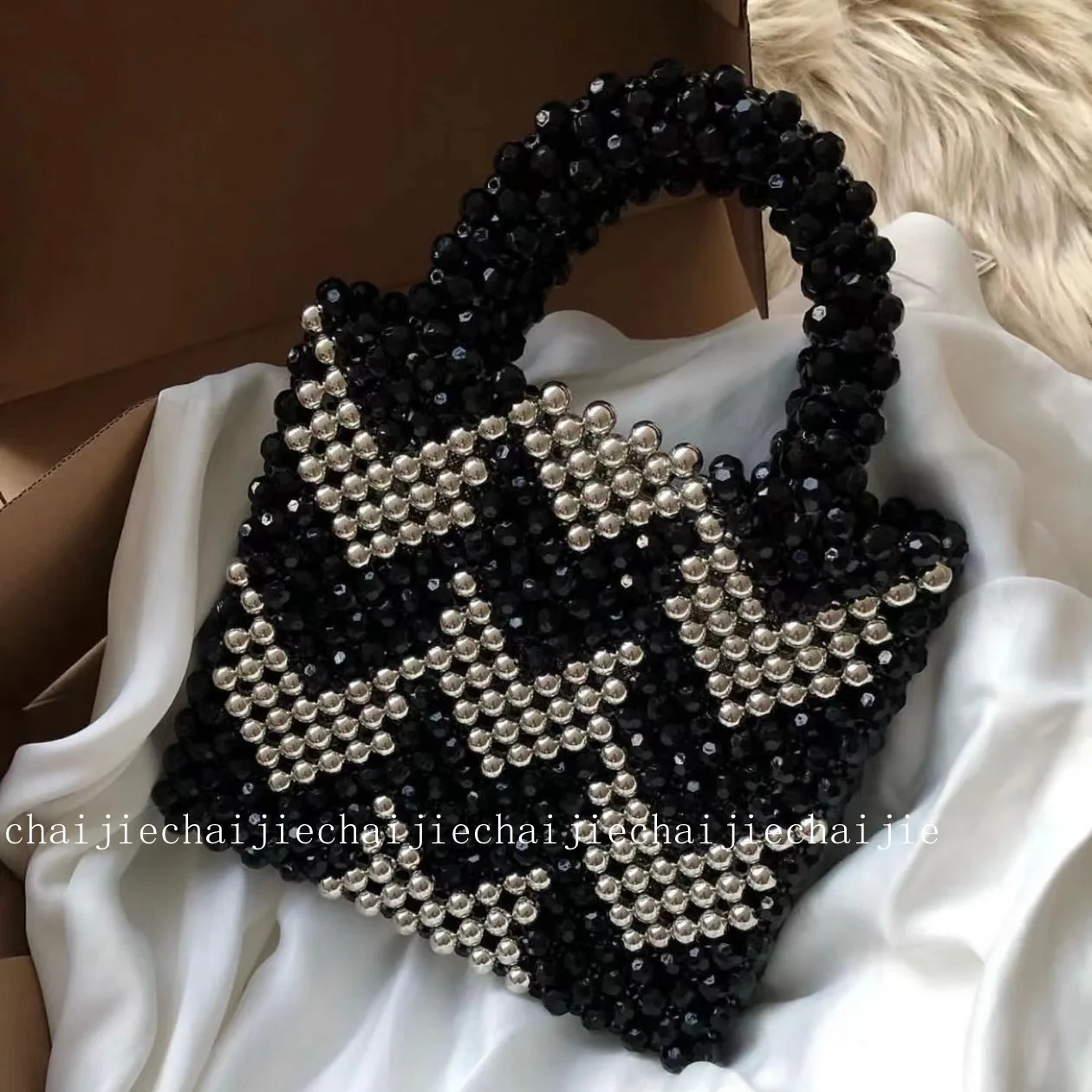 

Hot Selling Diamond Pattern Splicing Temperament Acrylic Woven Handbag Fashion Handmade Women's Hand-held Bead Bag Customized