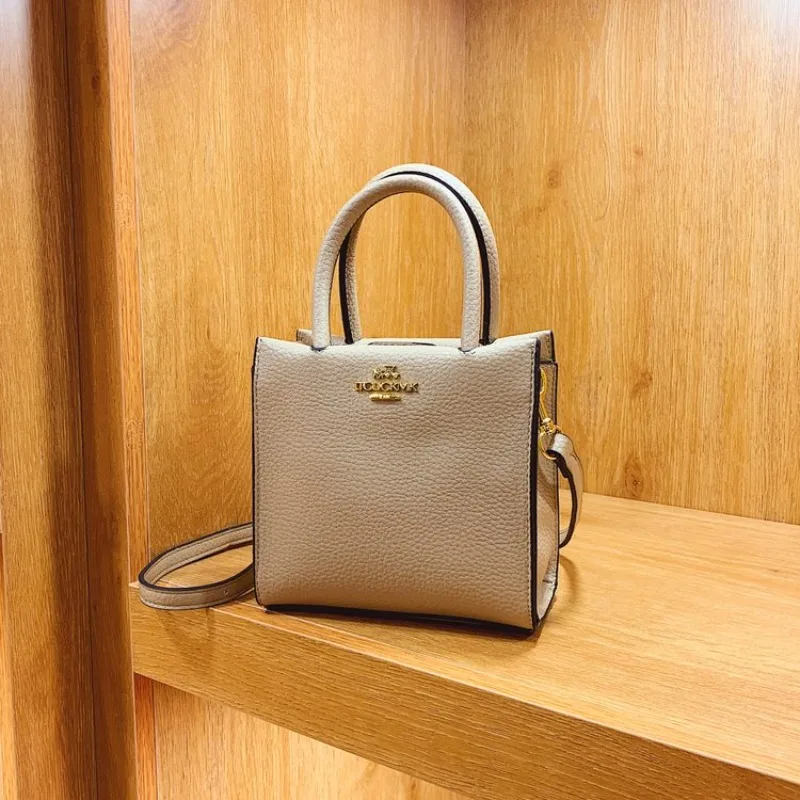 

Легкая женская сумка-рюкзак из тонкого материала для портативности. Подходит для школы. Походы. Покупки. Ежедневные поездки.