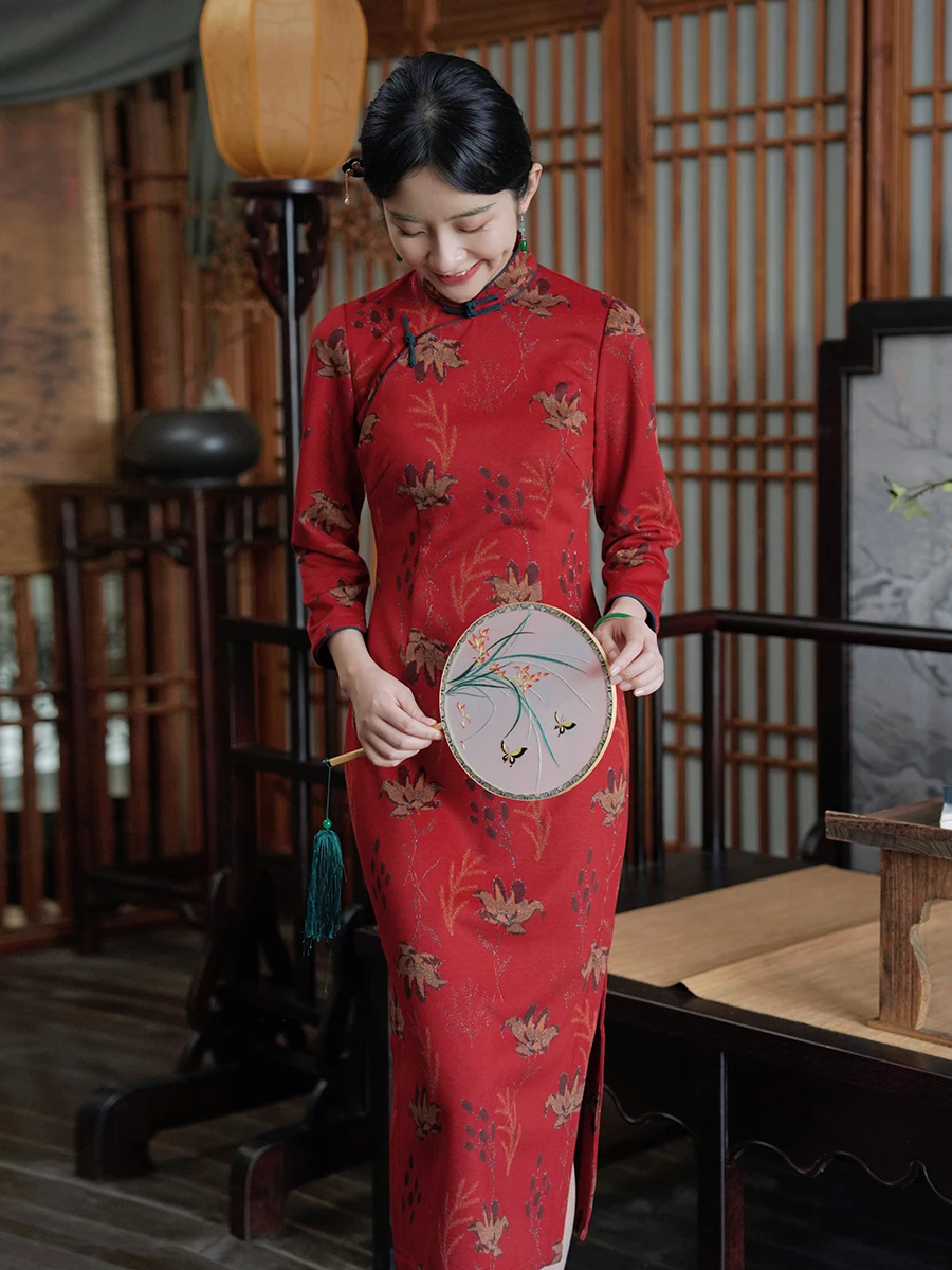 

Бархатный костюм в стиле ретро с боковой молнией, привлекающий внимание, в традиционном китайском стиле.