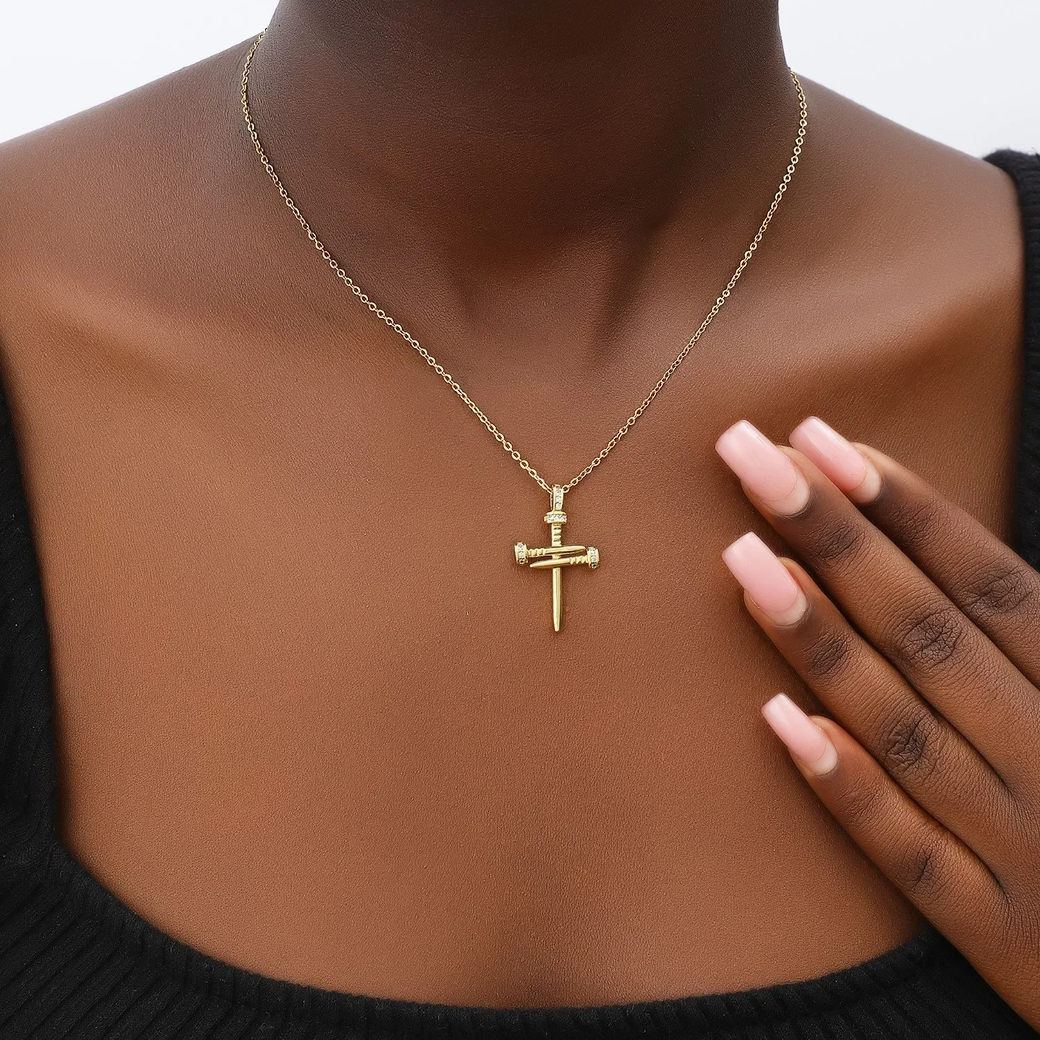 Простое ожерелье с подвеской в виде ногтей на ключице, инкрустированное медью и цирконом.