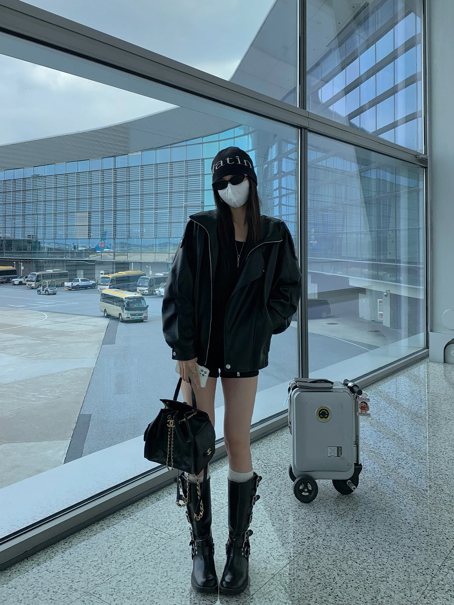 Jaqueta Feminina Mulvan Americana de Couro PU Preta Estilo Vintage Motoqueiro Solta Manga Longa com Mistura de Algodão