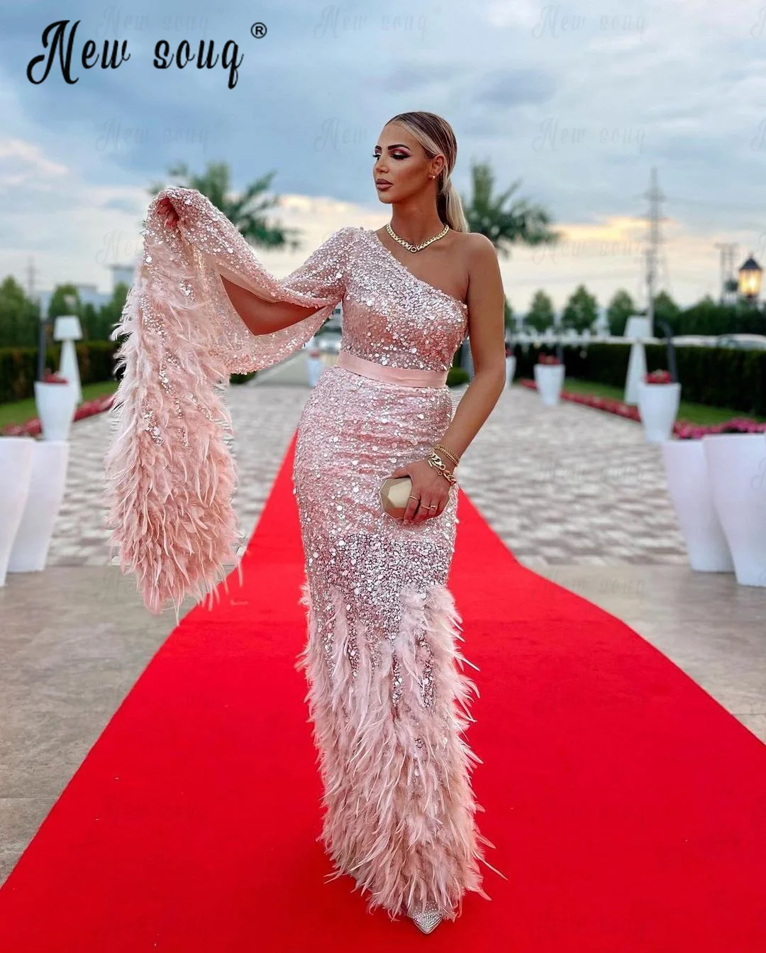 

Luxurious Pink Feather Formal Evening Dress Dubai One Shoulder Cape Sleeve Sheath Gala Dress For Women Wedding Party Gowns