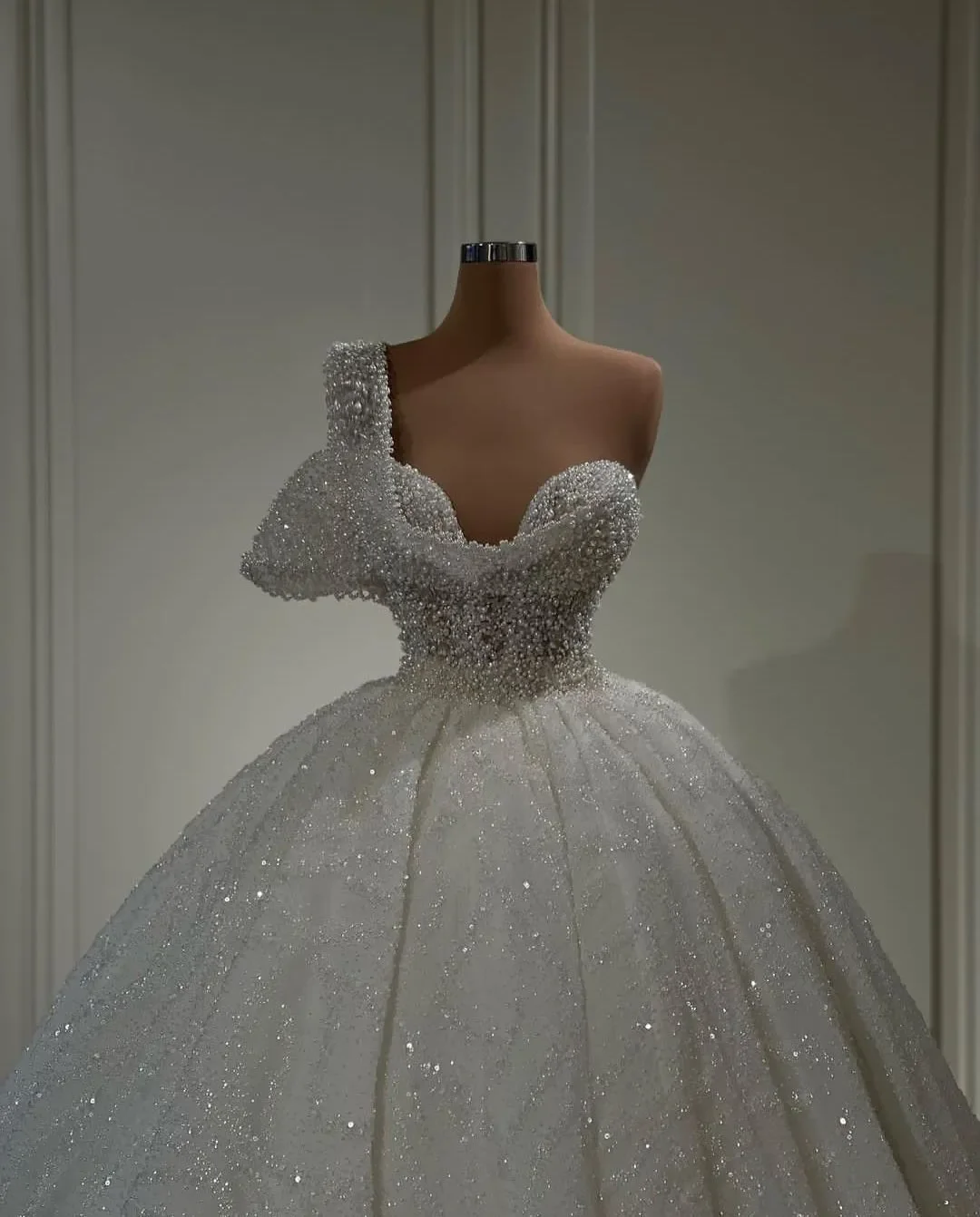 Customized Sparkly Ball Gown Wedding Dresses One Shoulder Sequins Beaded Pearls Bridal Gowns Plus Size Vestido de novia