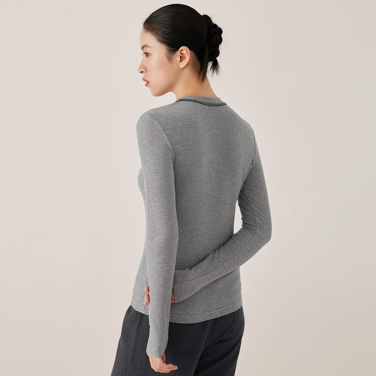 KX7523349 Top de manga larga con cuello en V acanalado para mujer, tela mezclada, ribete en contraste, moda de otoño, ropa para mujer