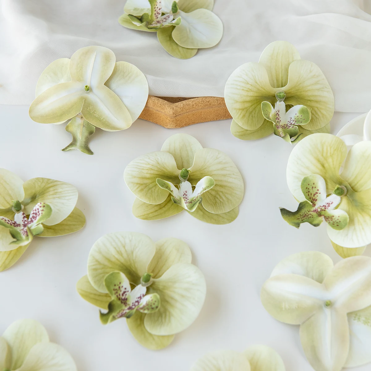 

50/100pcs Thai Butterfly Orchid Artificial Flowers Home Decor Festival Wedding Bridal Accessory Headwear Hair Clip Diy Gifts Box