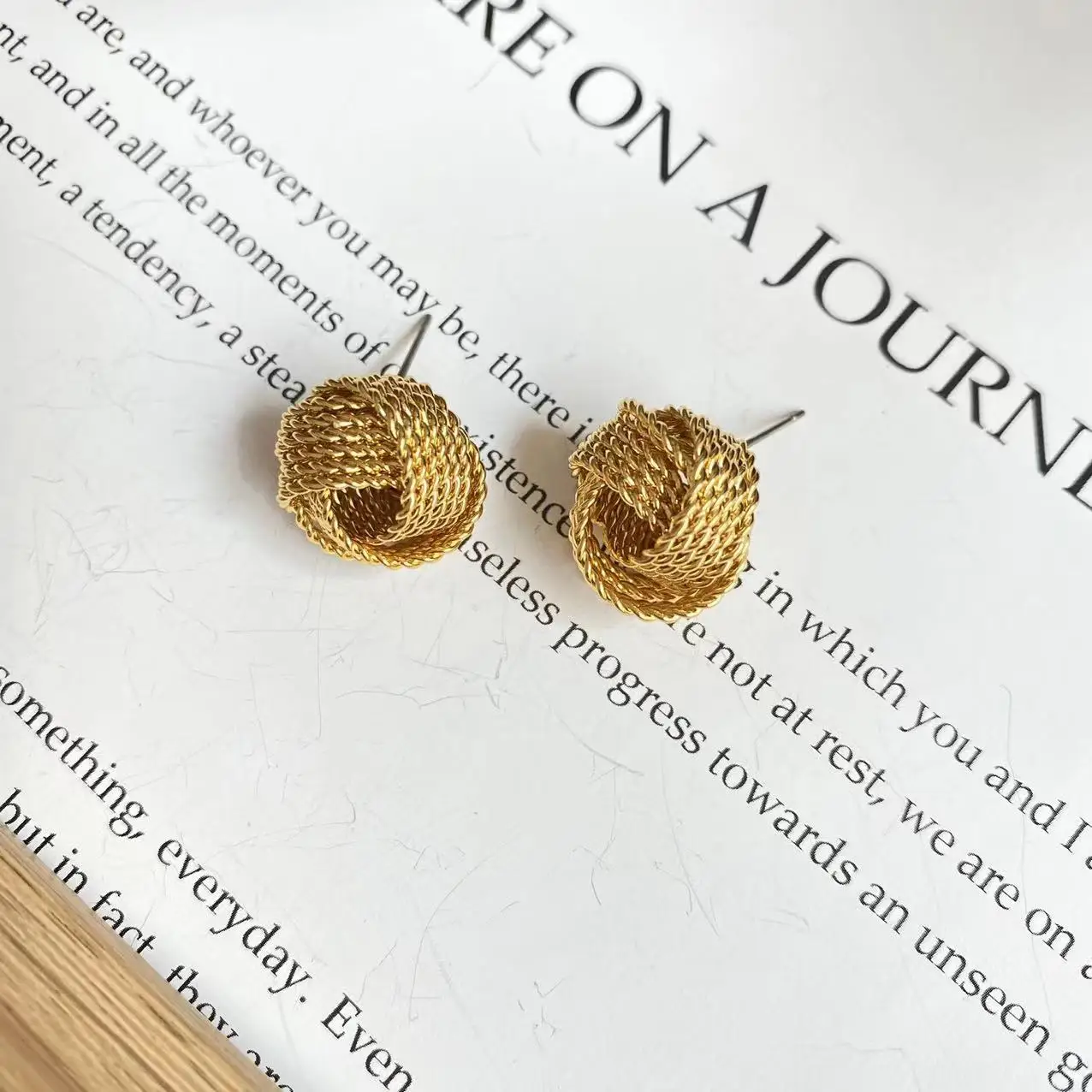 

2024 Ins Fashion Gold Intertwine Ear Stud Mini Simple Earrings Stainless Steel Vintage Cuff Earring Handcraft Jewelry Wholesale