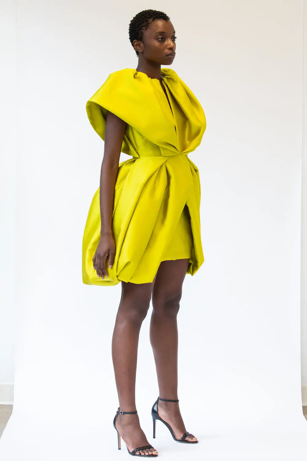 فساتين نسائية قصيرة من الساتان جديدة بأكمام قصيرة منتفخة مطوي فستان ماكسي صغير لحفلات أعياد الميلاد