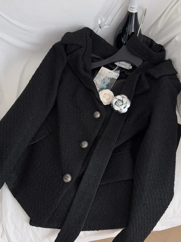 Top Preto E com Decote em V e Cinto, Estilo Slimming, Moda Fena em Fibra de Poliéster para Outono e Inverno