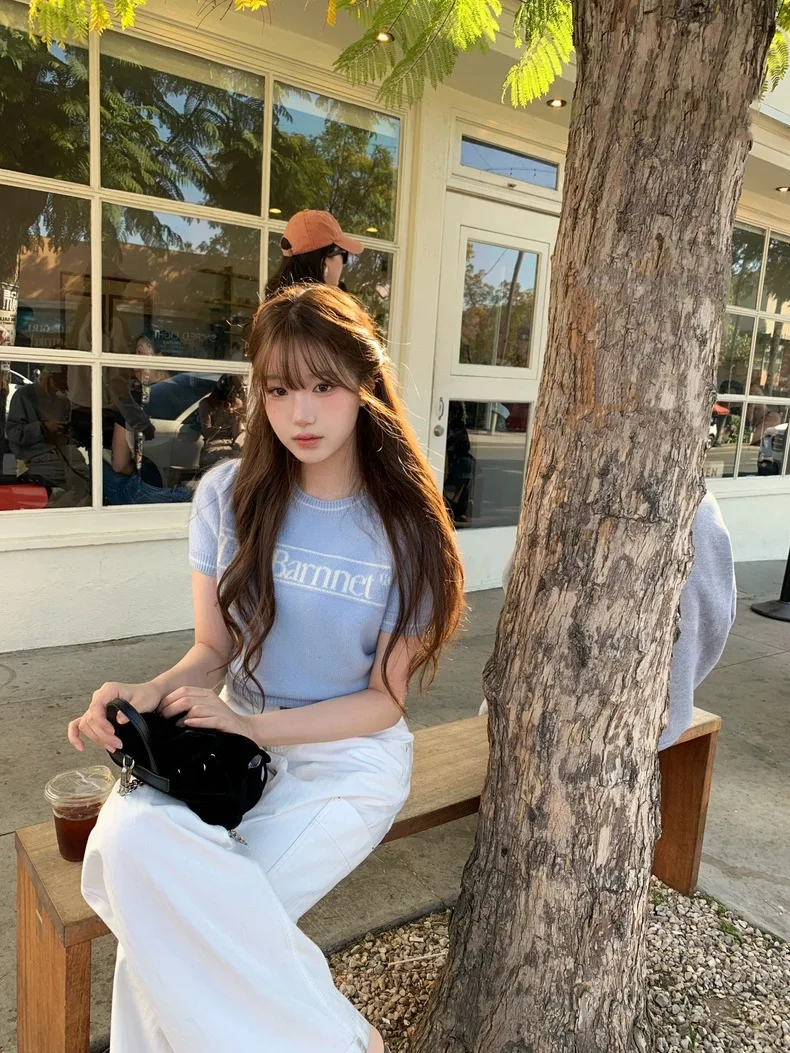 

Весна 2026: Модный женский вязаный топ с коротким рукавом, буквенным принтом и рукавами-фонариками в стиле Sweet Style, качество Dongdaemun Eighth Milk