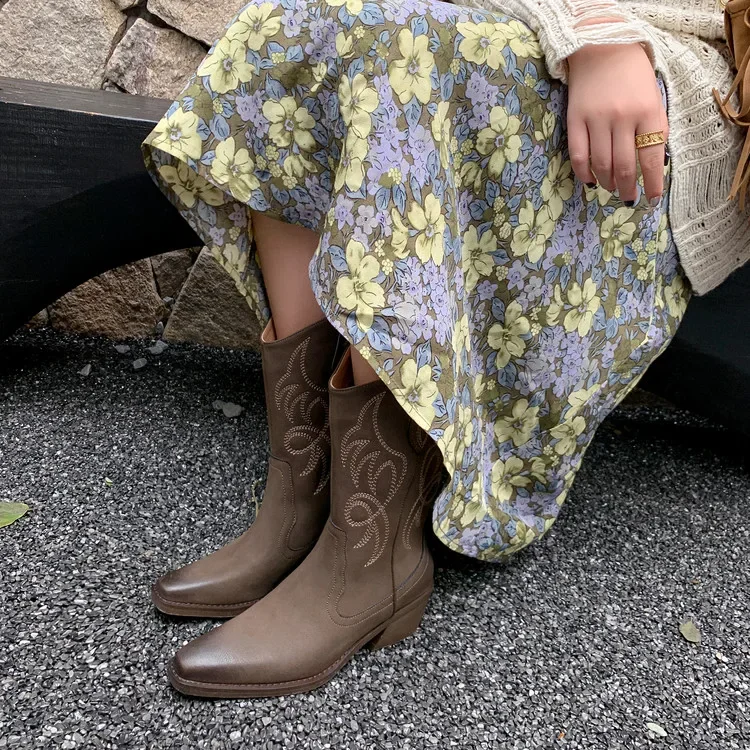 

Новинка 2026, осенне-зимние женские ботильоны высотой 22-25 см, ботинки в стиле вестерн с квадратным носком и вышивкой, короткие сапоги на шнуровке