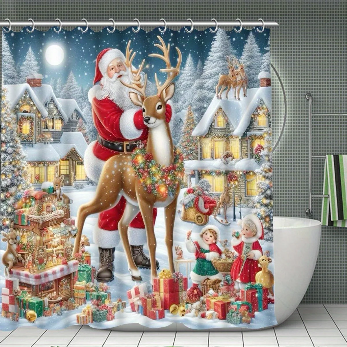 

«Занавеска для душа с Санта-Клаусом и оленями — снежная деревня, подарки и огни в уютной праздничной сцены для праздничного декора ванной комнаты»