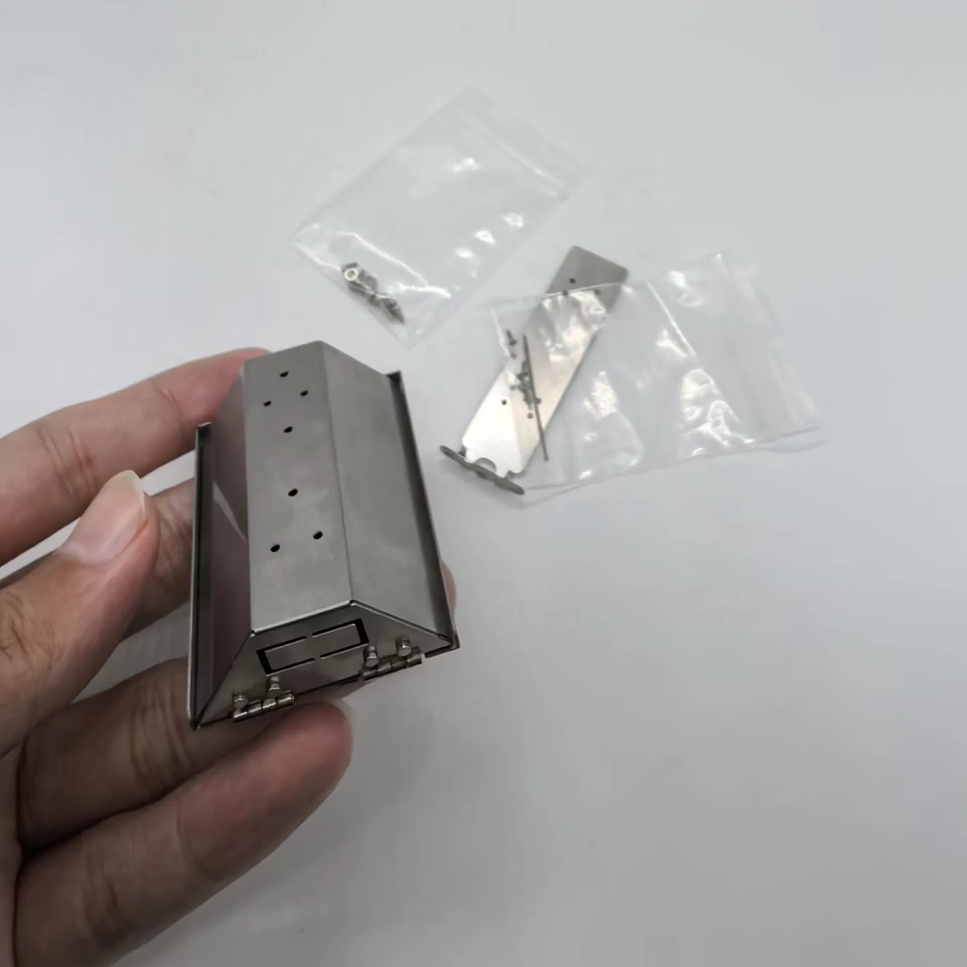 

SCALECLUB Rc Model 1/14 RC Truck Mudguard Toolbox Decoration DNBGJX-TY-1 For Tamiya 1 14 RC Tractor Truck Accessories DIY Parts