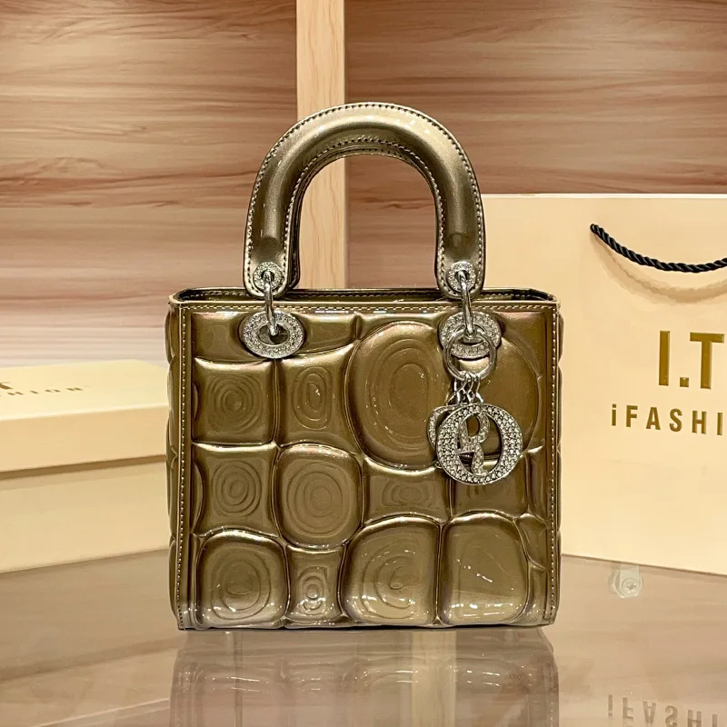 

Модная глянцевая сумка через плечо, новинка 2023 года для женщин, легкая винтажная сумка через плечо, повседневная универсальная сумка для ежедневного использования