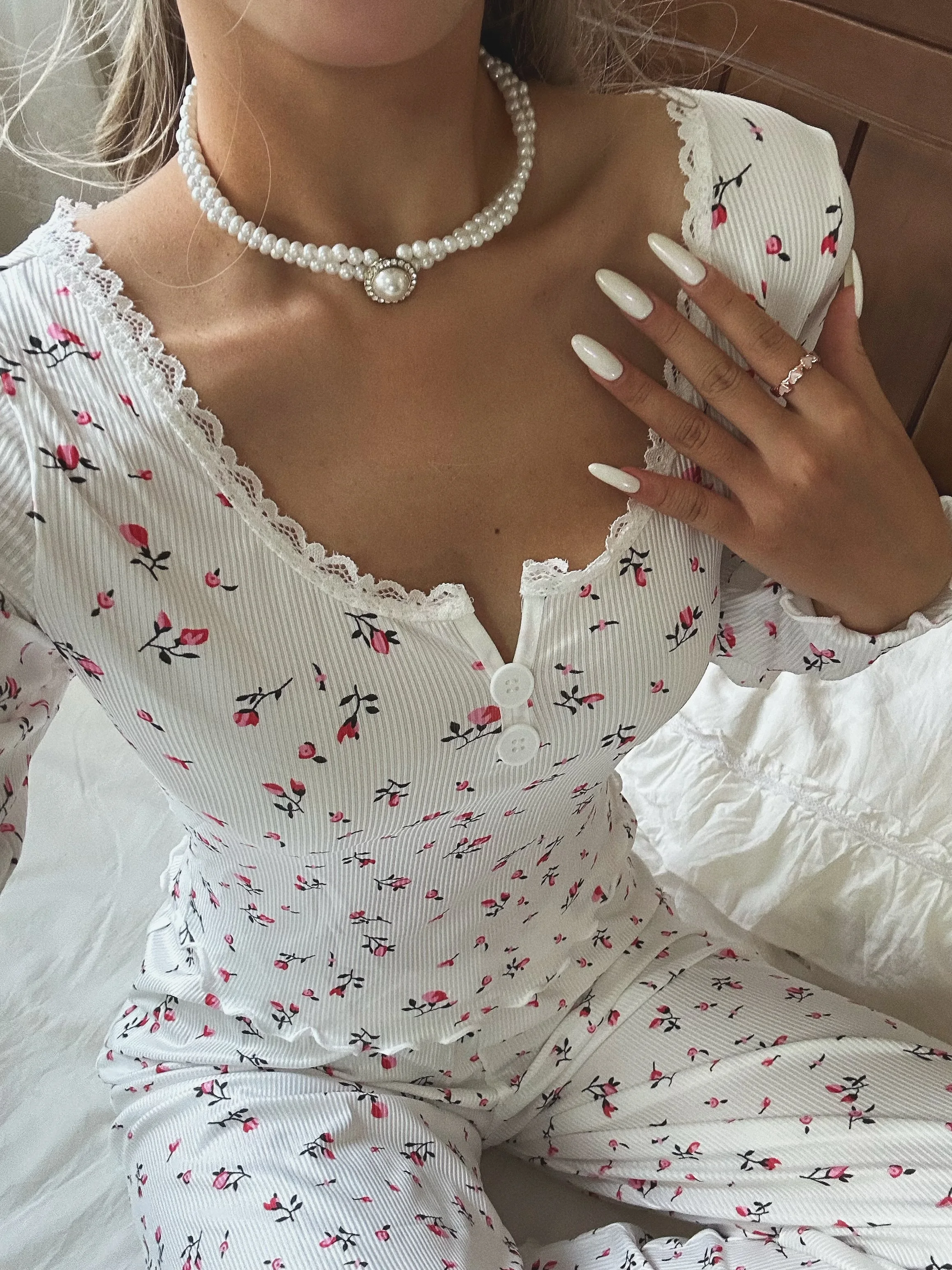 

Французский женский пижамный комплект с цветочным принтом: V-образный вырез, кружевная отделка, длинные рукава и брюки (Весна/Лето)