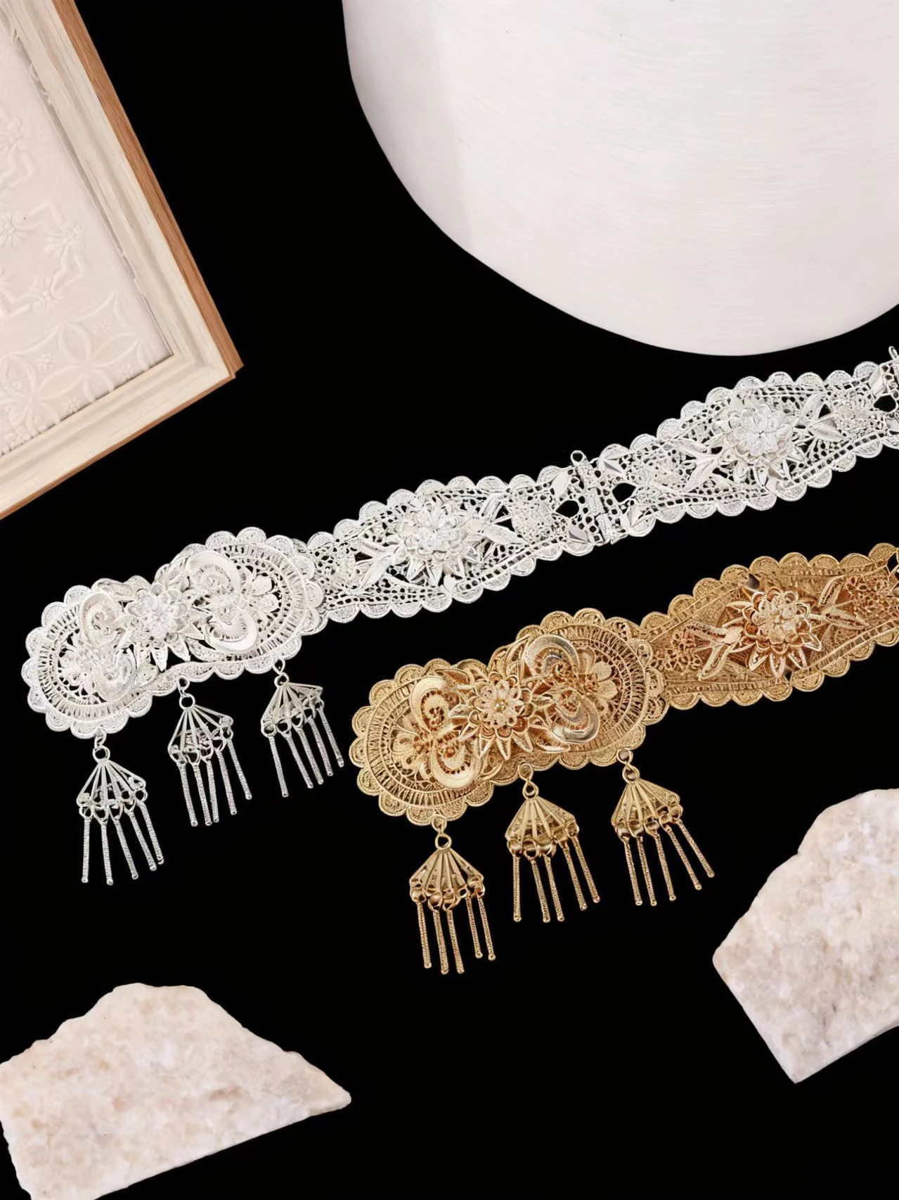 1 حزام رداء نسائي أنيق فاخر عصري بتصميم زهرة منحوتة ومطابقة مع شرابة معدنية لمجوهرات الزفاف للسيدات