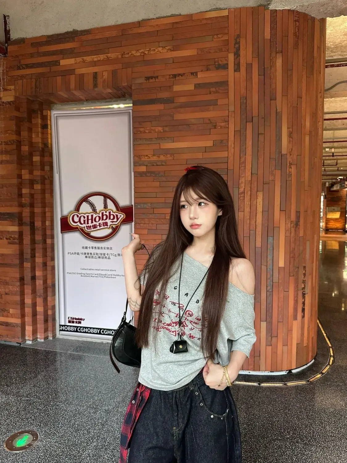 Amerikaanse Stijl T-shirt Vrouwen High Street Off Schouder Brief Print Korte Mouw T-shirts 2025 Zomer Y2k Kleding Tee