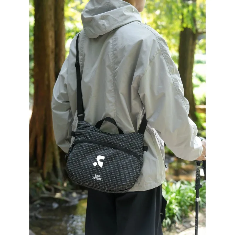 borsa-a-tracolla-leggera-e-impermeabile-ideale-per-attivita-sportive-all’aperto-da-portare-a-spalla-o-al-petto-dal-design-pratico-e-comodo-da-trasportare-borsa-da-uomo