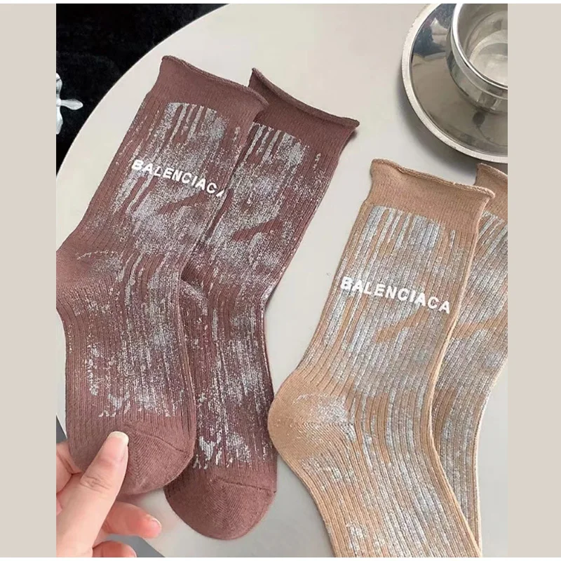 Calcetines sucios con letras de tinta salpicada, nuevos calcetines estampados para mujer, red roja con las mismas letras para hombre en el tubo