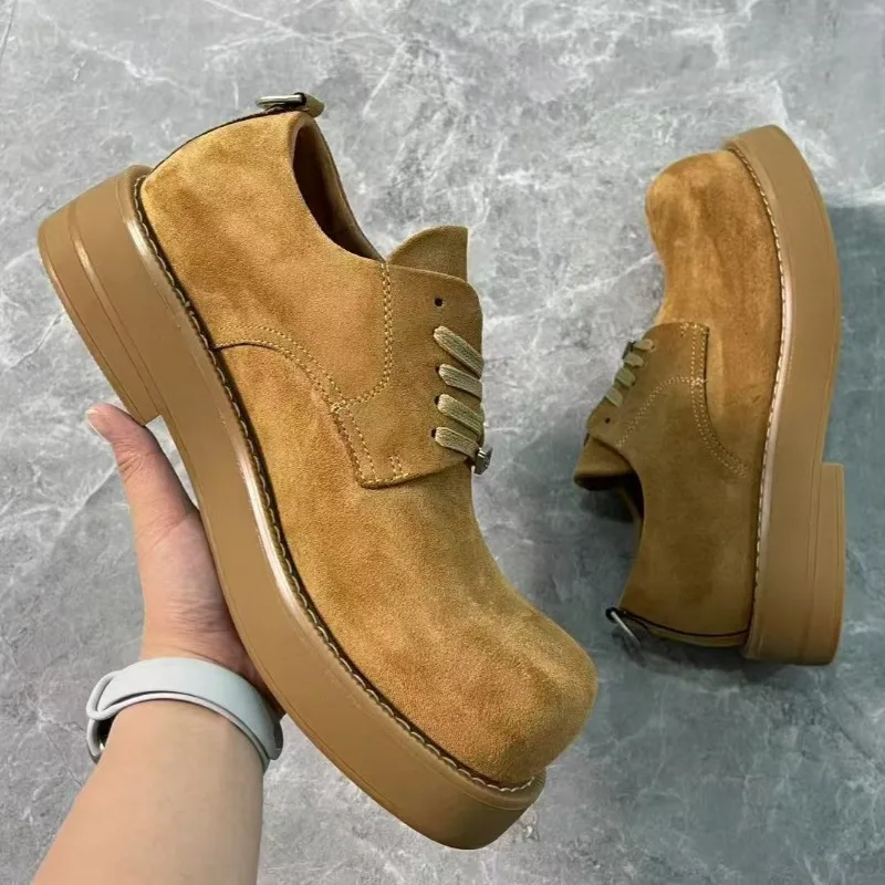 

2026 модная замшевая мужская обувь, повседневные высококачественные туфли дерби на толстой подошве для мужчин, универсальные модные мужские кроссовки на платформе с круглой головкой