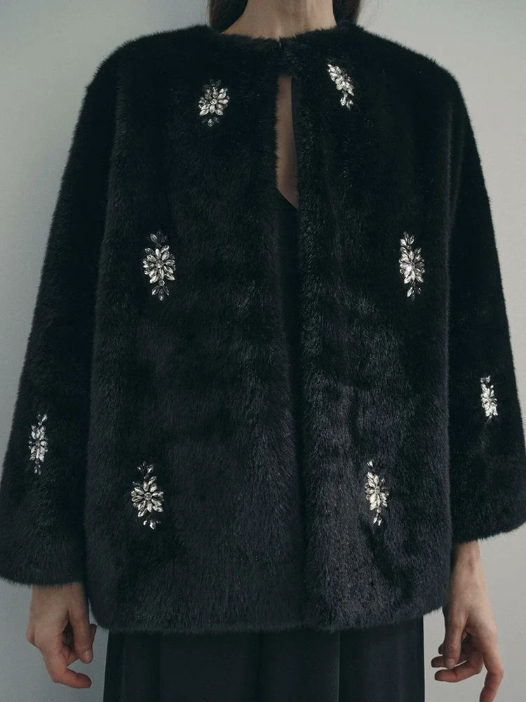 따뜻함과 스타일: 새로운 겨울 여성 자켓 인조 모피 트리밍 긴 소매 다이아몬드 장식 코트 통근 스타일 레귤러 길이