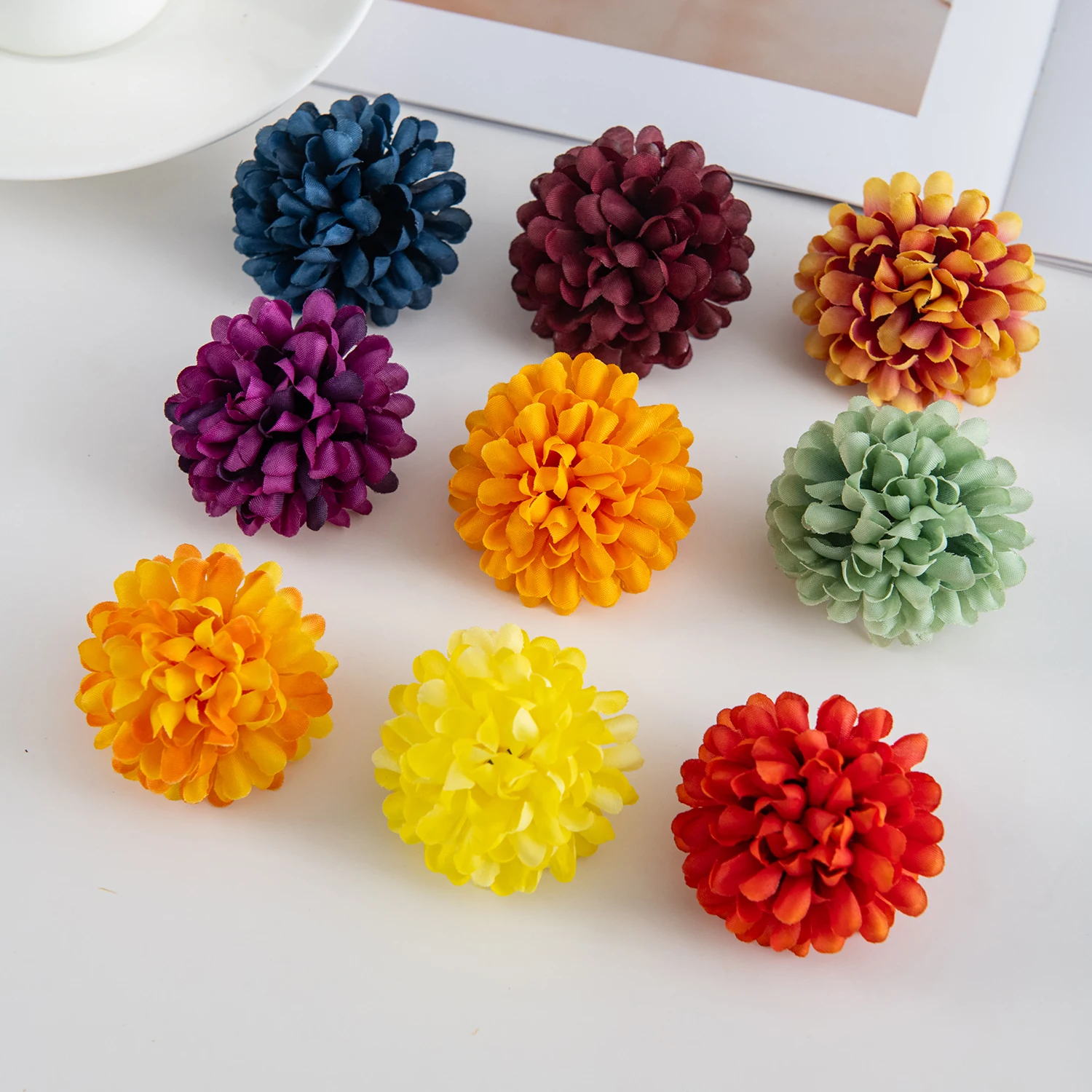 50/100 Stück Künstliche Blumenkugeln Chrysanthemen Heimdekoration Hochzeitskranz Deko Outdoor Braut DIY Geschenk Süßigkeitenbox Zubehör Günstig – Detail 1