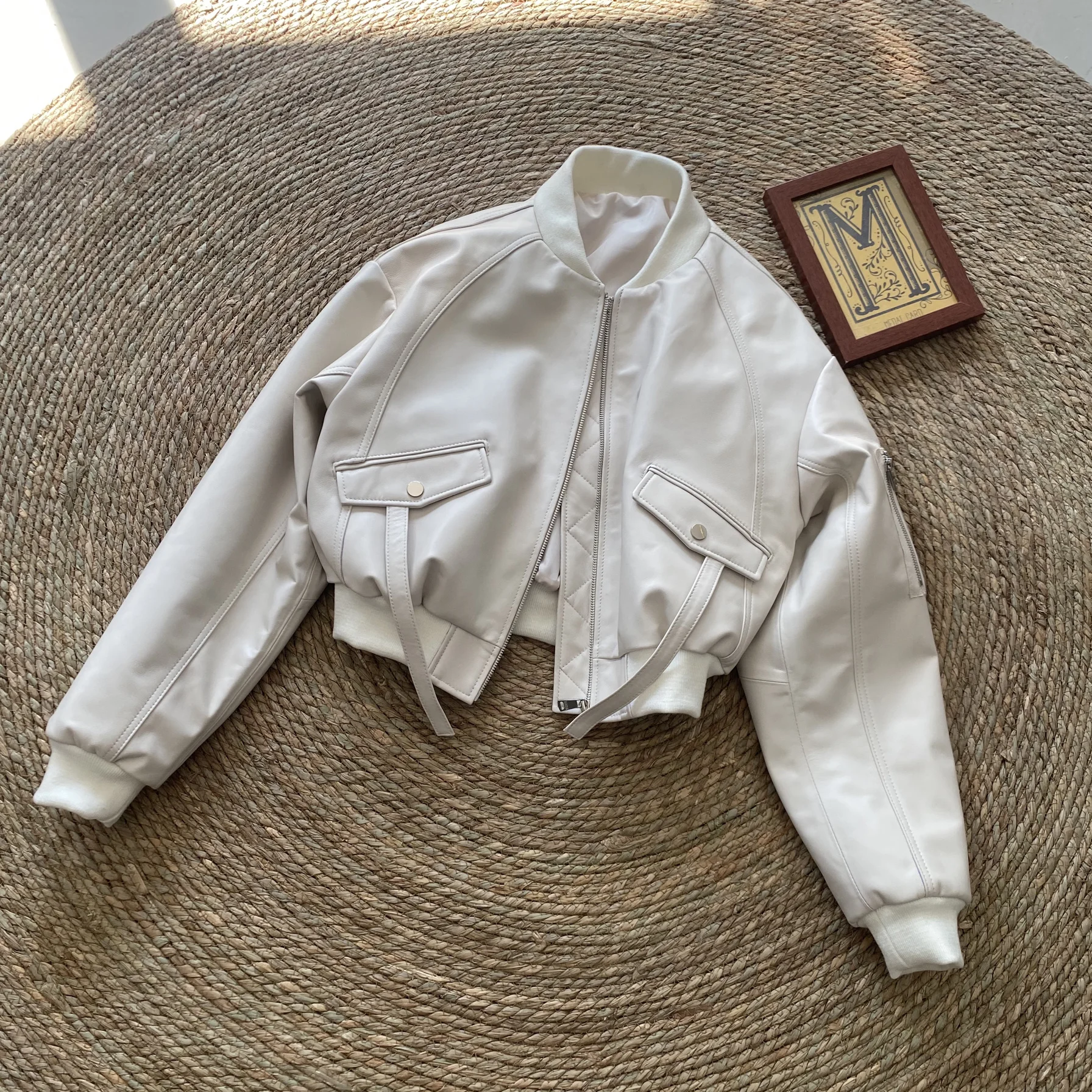 Spring 2024 Women's ort Loose Batwing Sve Stand Collar Leather Jaet White eepskin Baseball Sle Outerwear Coat