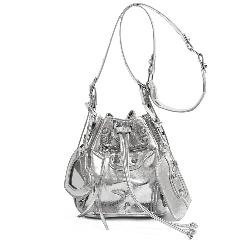 

2024 New Ins Sle Dstring Women's Bag Faion Buet Rivet Motorcycle Bag Tee Piece Set Wide oulder Strap Single ou...