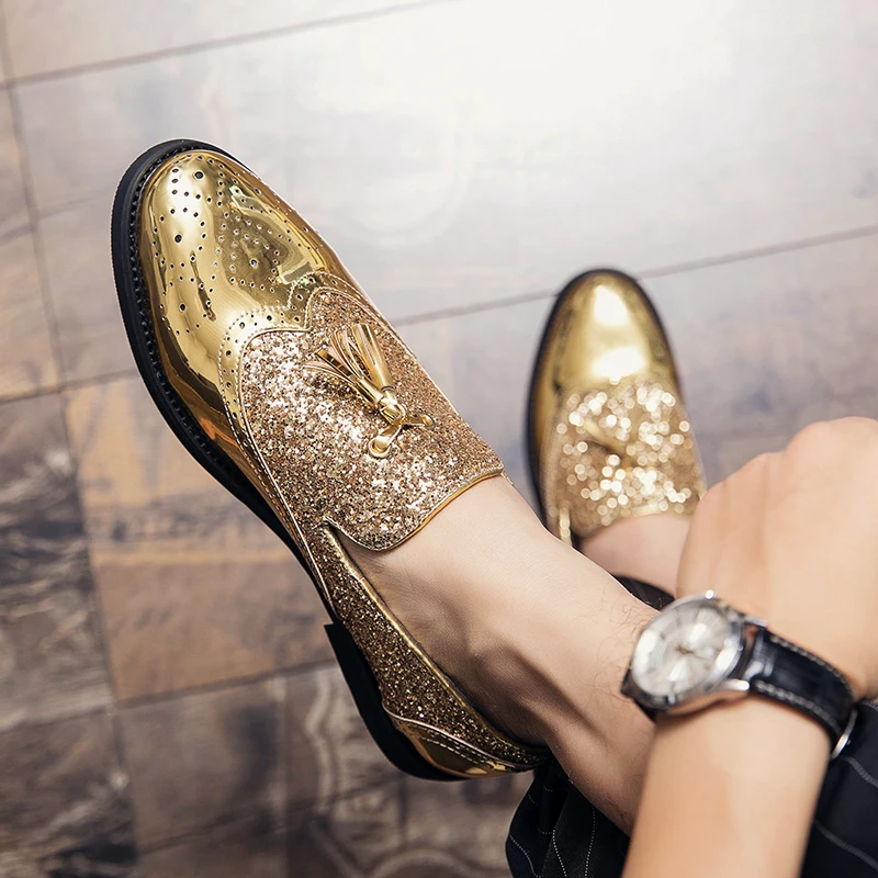 Fashion Gold British Style Pointed Tip Loafers Men\'s Tassel Comfortable Casual Shoes Shiny Leather Nightclub Party Wedding Shoes