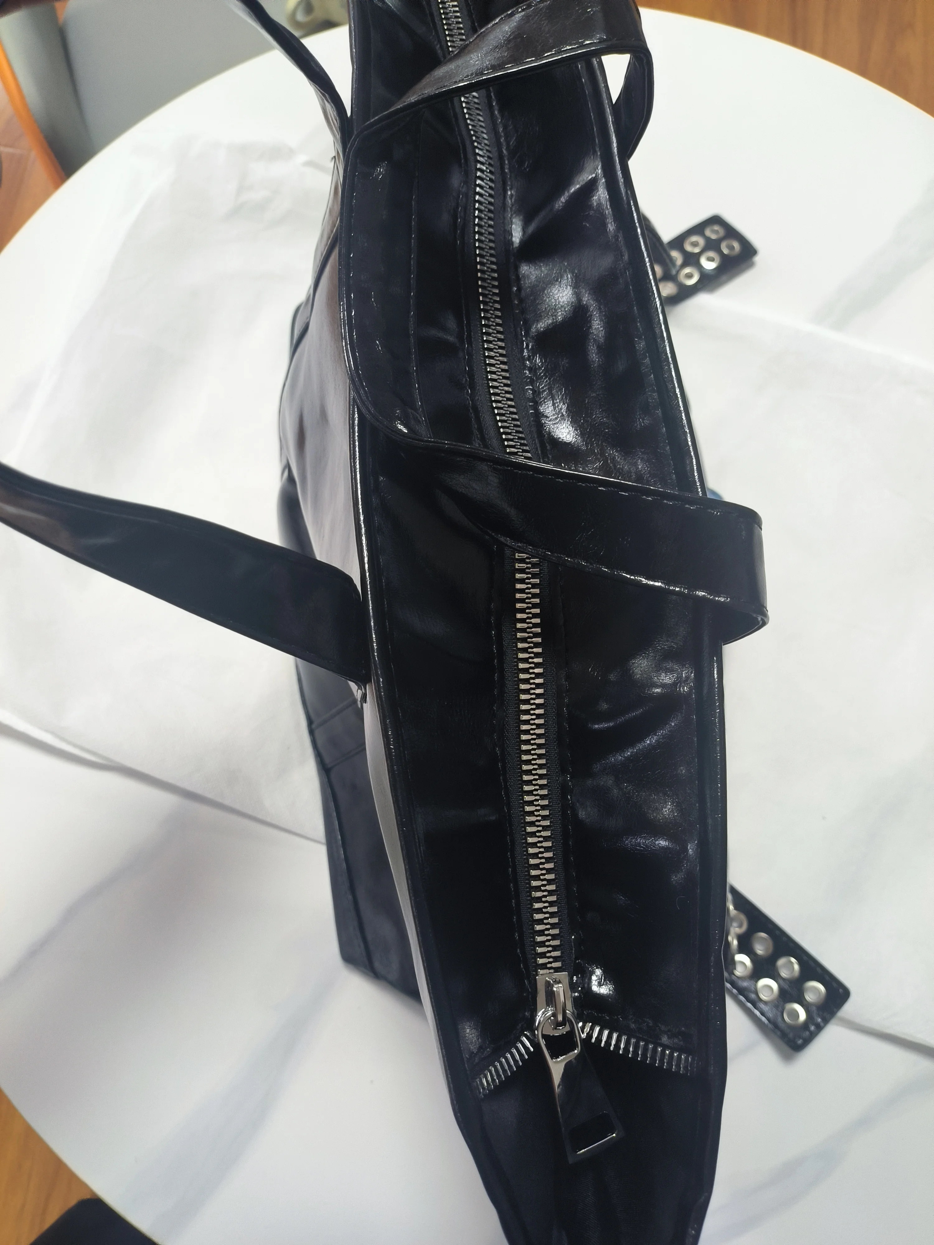 Vintage Distressed Tote Bag mit Kreuznieten, Große Unisex Umhängetasche, Reißverschluss-Handtasche aus Cracked PU für Damen – Detail 14