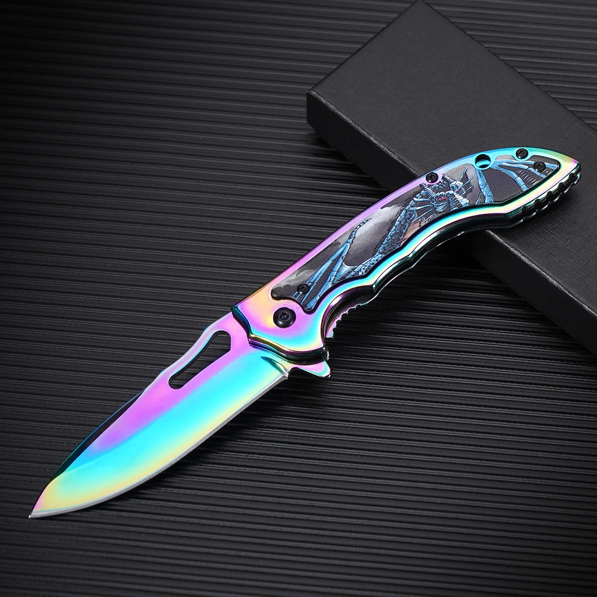 سكين جيب من الفولاذ المقاوم للصدأ الفاخر - EDC تكتيكي قابل للطي للرجال. نمط التنين النابض بالحياة. رائعة للاستخدام الخارجي/الإناعي/DIY والمزيد. هدية مثالية للرجال (عيد الحب/عيد الأب).
