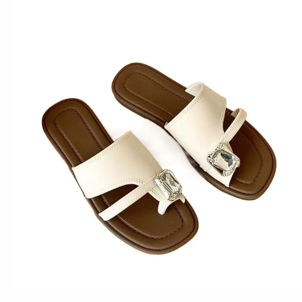 

Элегантные тапочки из ПВХ со стразами и носком, нескользящие тапочки на плоской подошве из искусственной кожи, женская пляжная обувь, летние женские шлепанцы с кольцом на носке