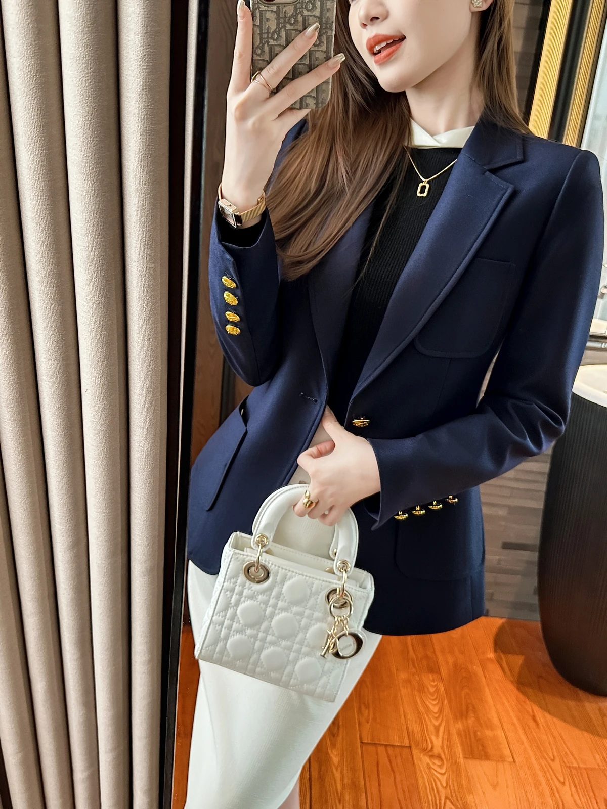 

Ультрамодный синий пиджак с золотыми пуговицами, приталенный крой, для деловых встреч, женская осенняя верхняя одежда