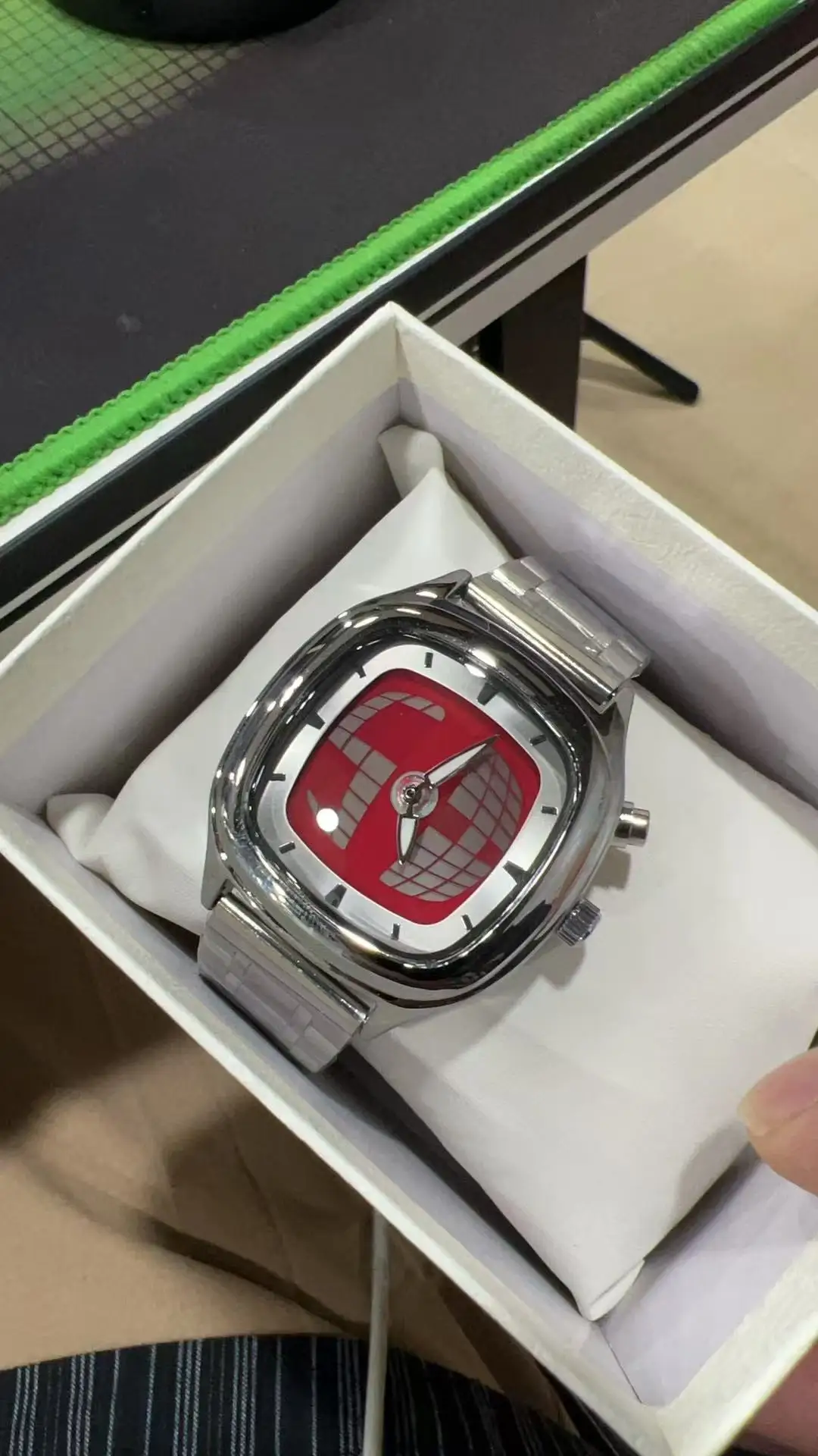 Rote Quarz-Uhr Farbige Quadratische Y2K-Zeiger Zahlen Dual-Display Stahl Personalisierbare Trendige Herrenuhren Business Dynamisches Design Uhr – Detail 3