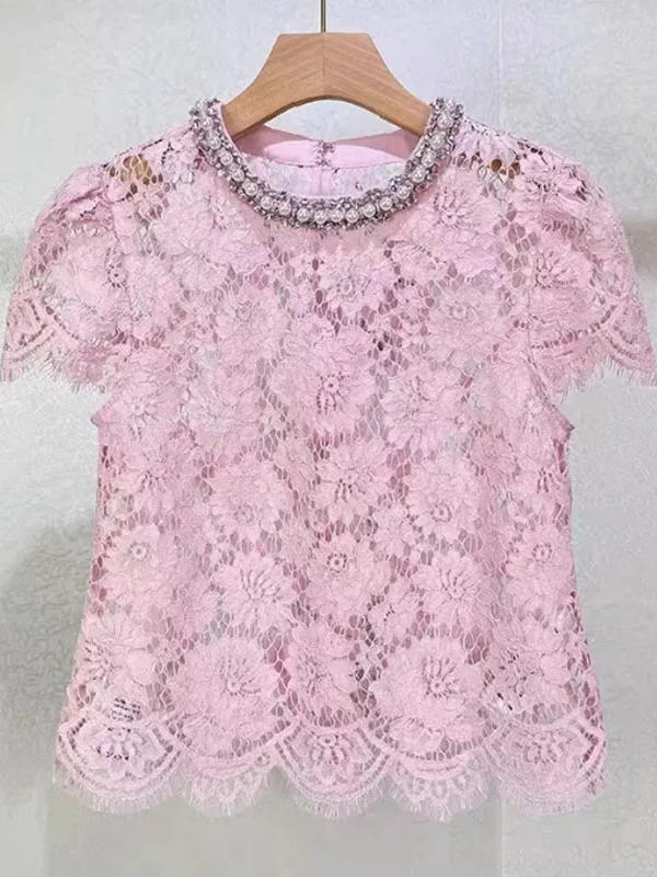 

Женский летний хлопковый топ прямого кроя с объемной вышивкой, круглым вырезом, жемчужным декором и ажурными вставками из розового кружева