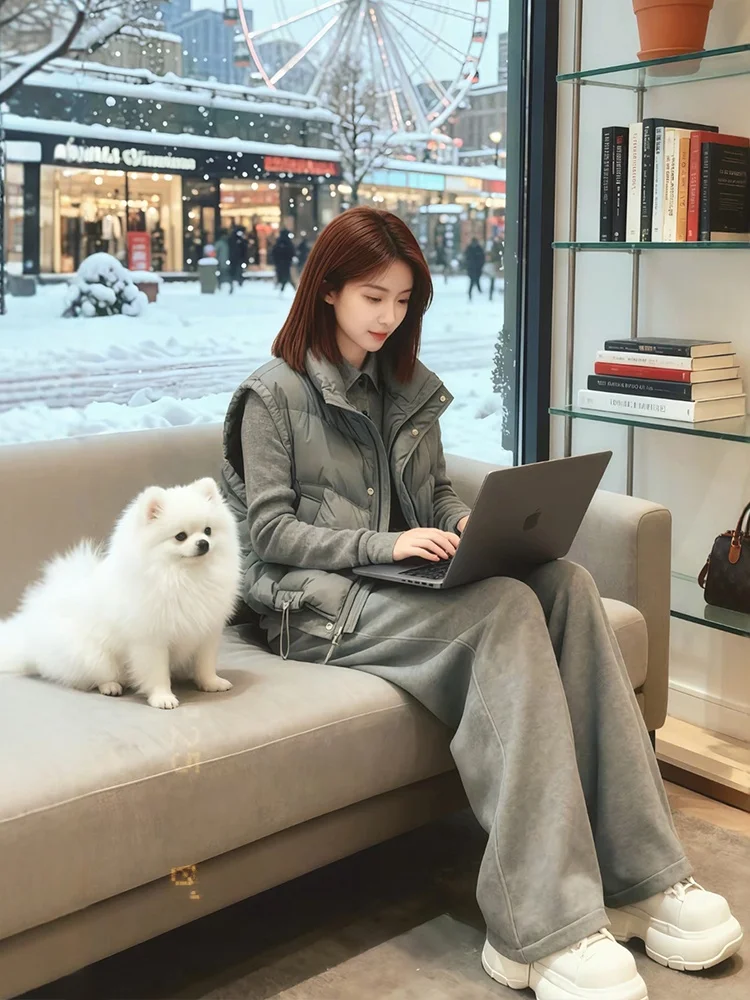 

Женский комплект: утепленный жилет на подкладке, брюки с высокой талией и широкими штанинами, футболка. Повседневный спортивный зимний костюм.