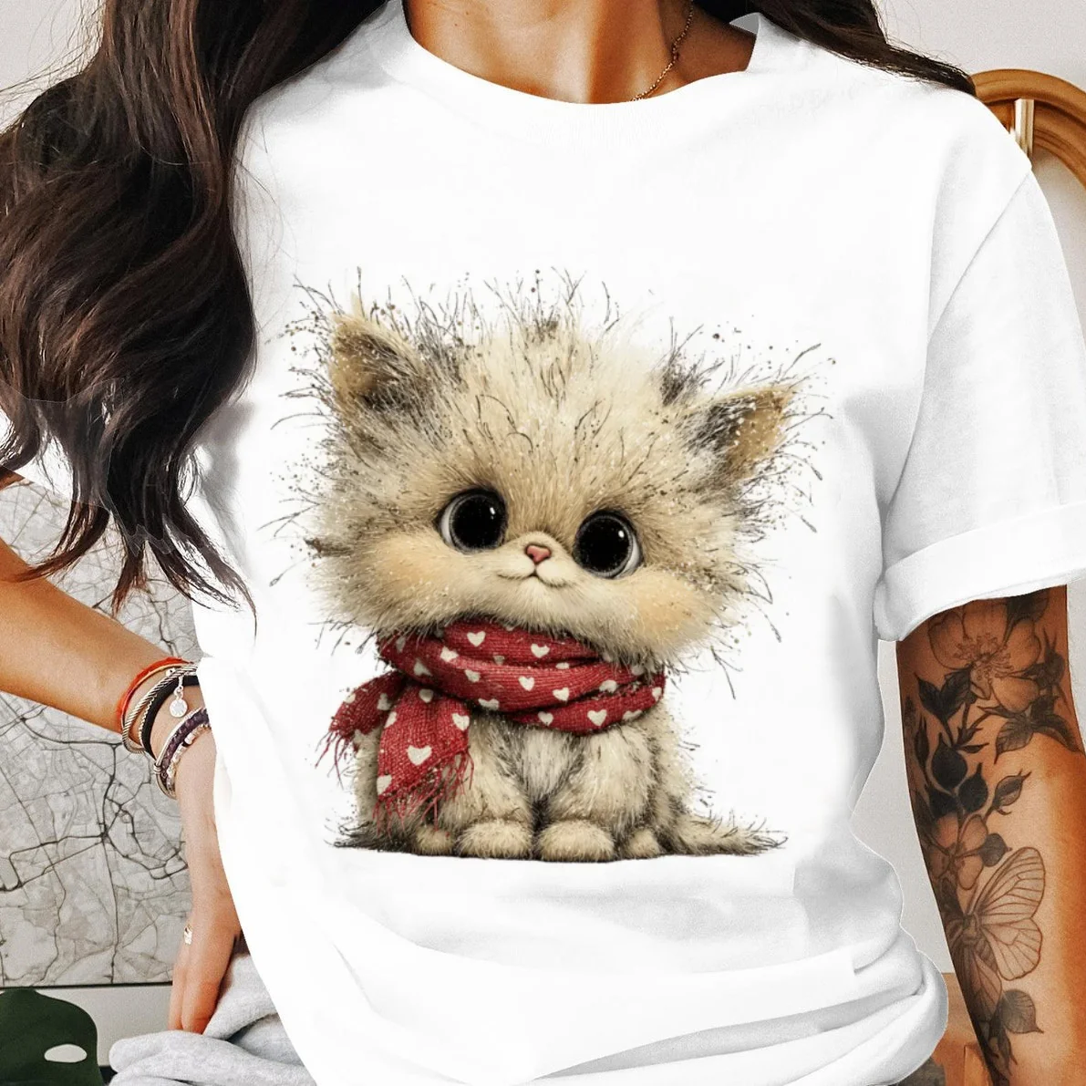 Kurzärmeliges T-Shirt mit süßem Katzen-Herz-Schal-Muster, Kleidung, Kawaii-Valentinstag-Stil, neues Damen-Top, bedrucktes Basic-T-Shirt