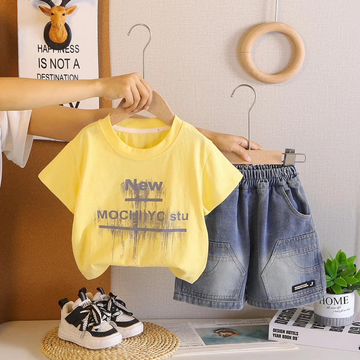 بدلة كورية للأولاد بأكمام قصيرة 2026 صيف جديد غير رسمي التعادل صبغ رسالة مطبوعة تي شيرت بلايز والسراويل قطعتين مجموعة ملابس الأولاد