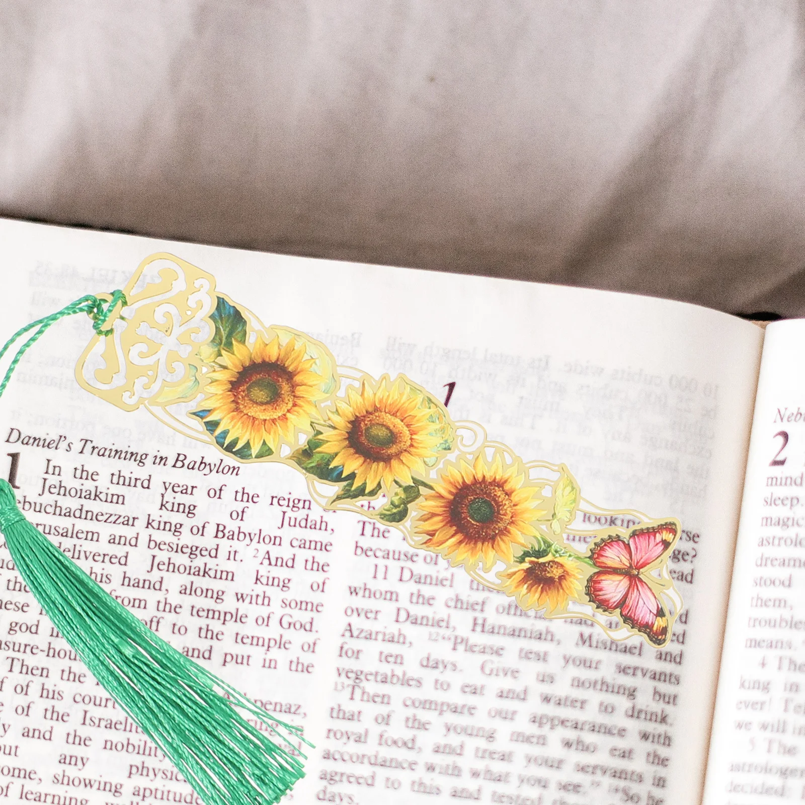 

4Pcs Floral Metal Bookmarks with Tassel Stylish Reading Supplies Vintage Page Markers for Women Aesthetic Decor