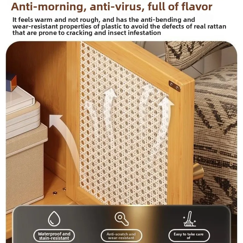 طاولة بجانب السرير، رف بجانب السرير لغرفة النوم، وعدد قليل من الشقوق على السرير، وخزانة ضيقة، وخزانة تخزين