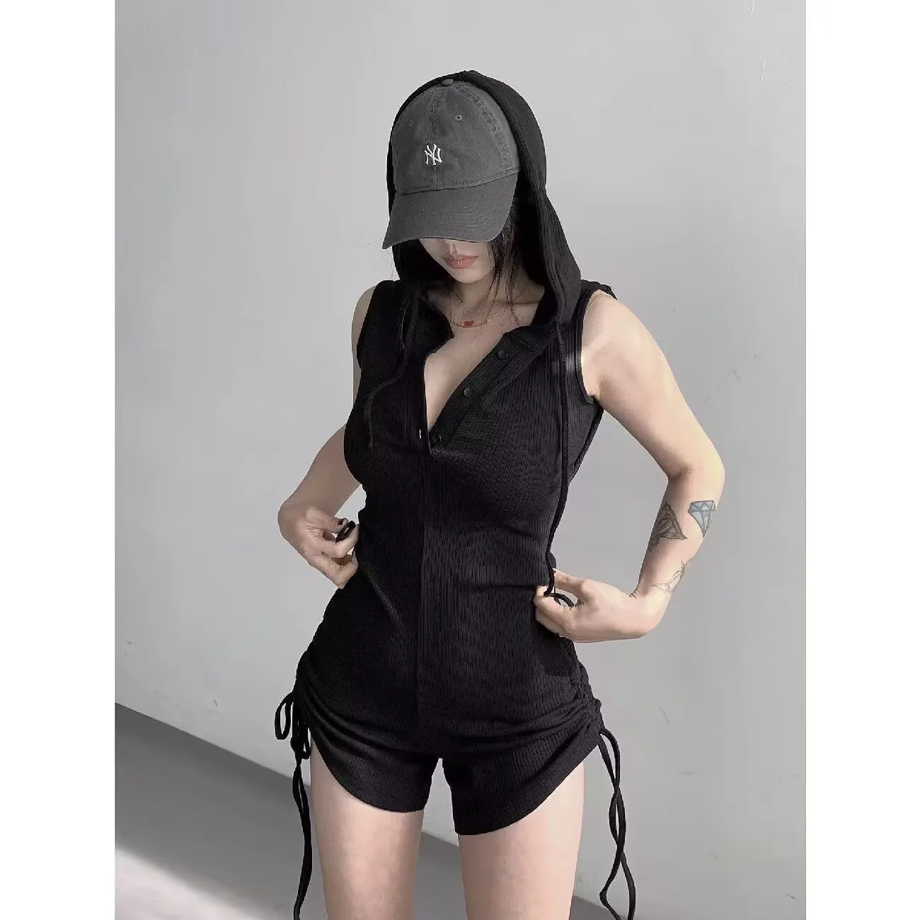 Body damskie, niewidoczne, z okrągłym dekoltem, miękkie, codzienne, dopasowane, kompresyjne, z nadrukiem, z wbudowanym biustonoszem, modelujące, dzianinowe, brokatowe, designerskie.