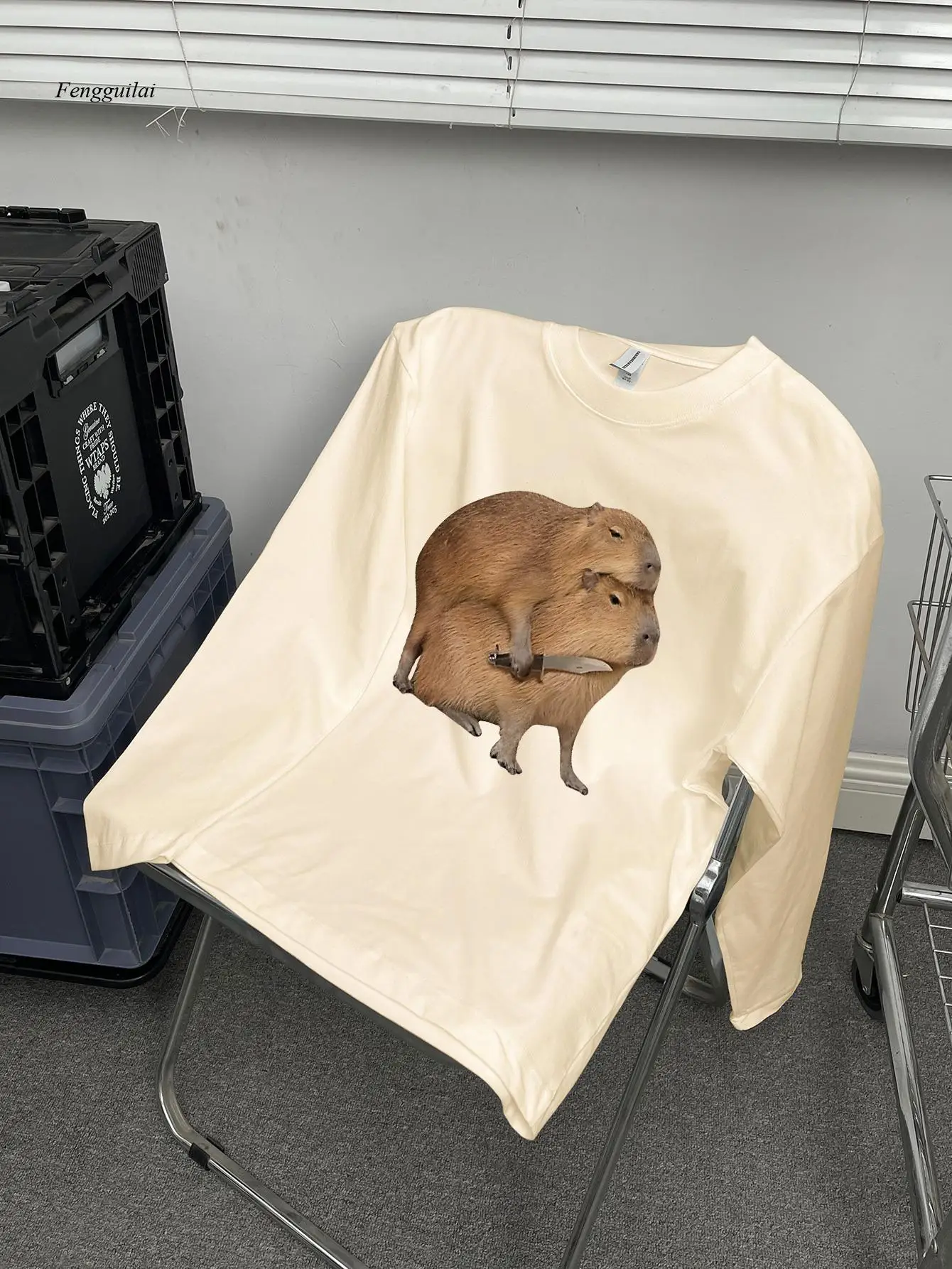 

Уникальный дизайн: футболка с круглым вырезом и креативными узорами, подходит для осенних и зимних модных тенденций.