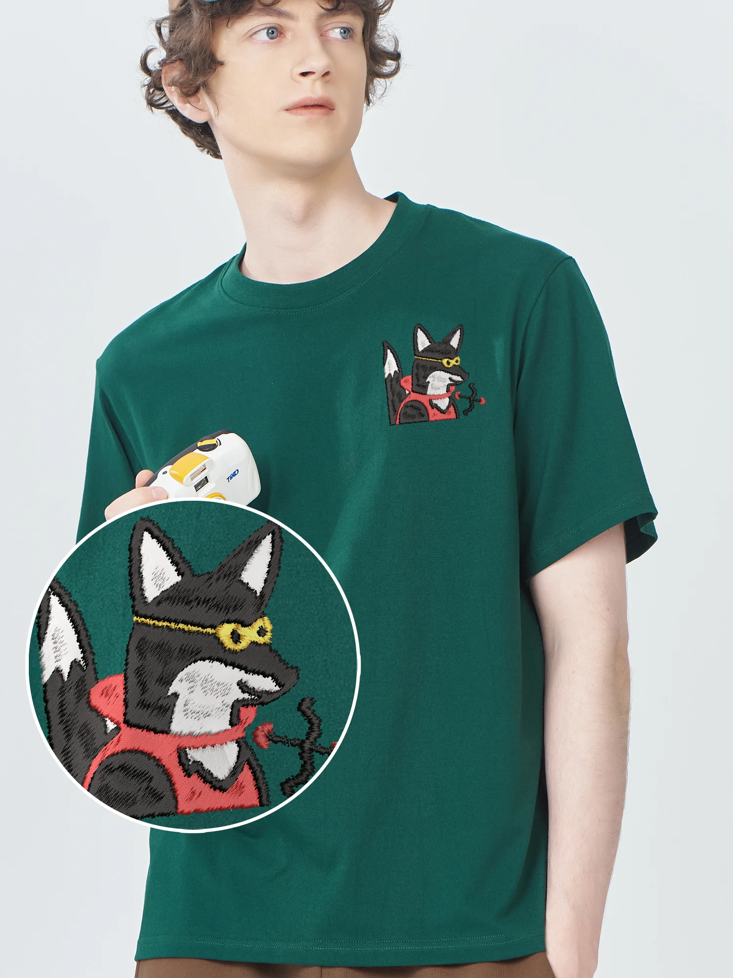 

Fox Holds Loving Arrow Embroidered Graphic T-Shirt Couple Casual Fashionable Oversized Embroidery Tshirts​
