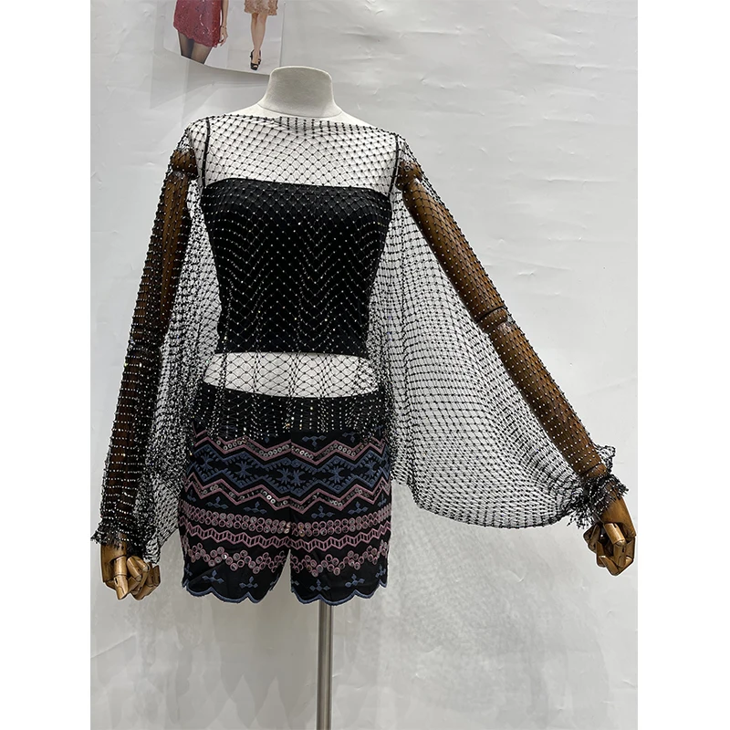 

Модный комплект из топа-майки с роскошной отделкой, инкрустированной стразами, и шорт, а также женское трендовое нижнее белье с пайетками для базового слоя.