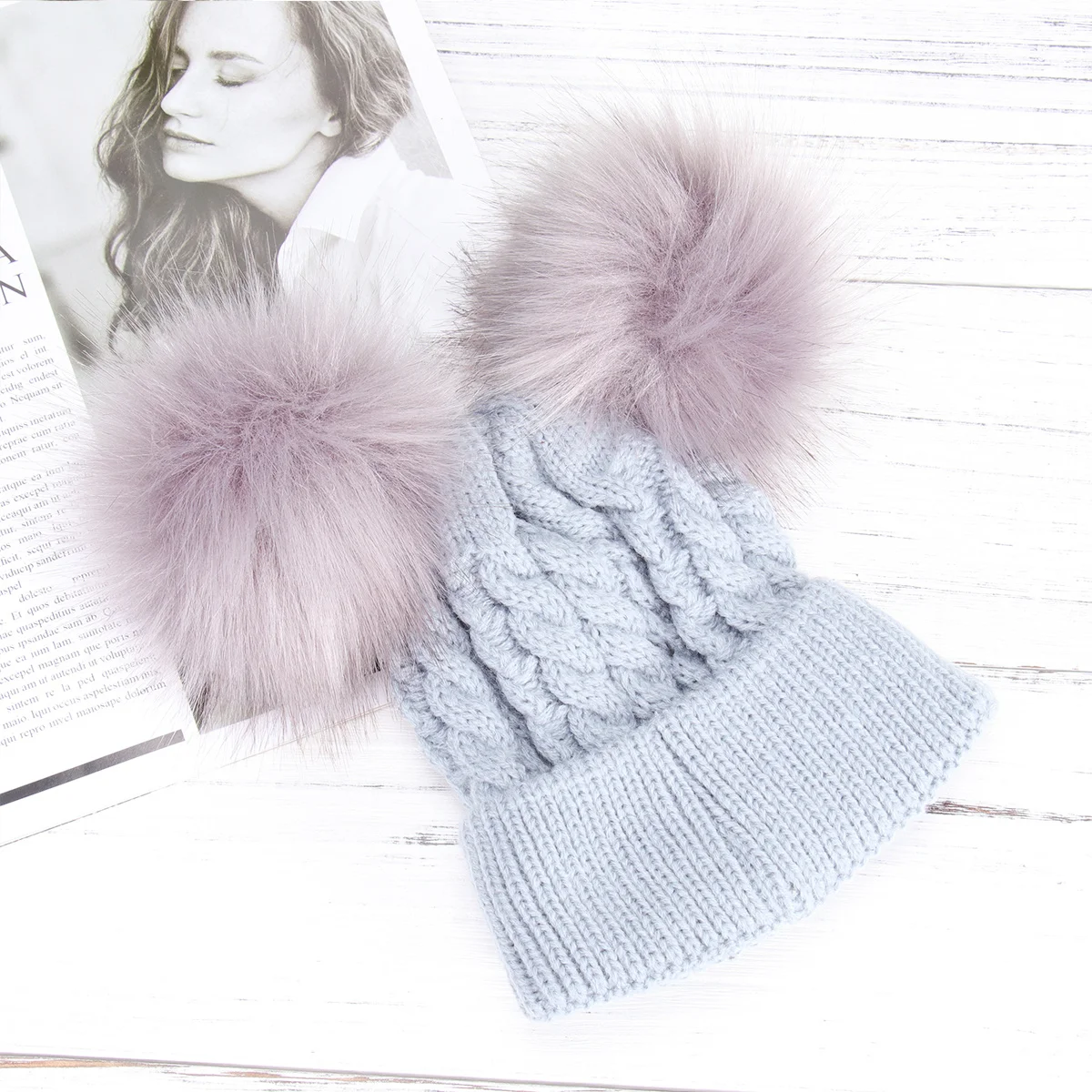 Cappello in maglia intrecciata grigia per bambini Doppio palla di pelo Berretto invernale in maglia calda per bambini Cappello con palla di pelo morbido e confortevole per cappelli a cuffia per bambini