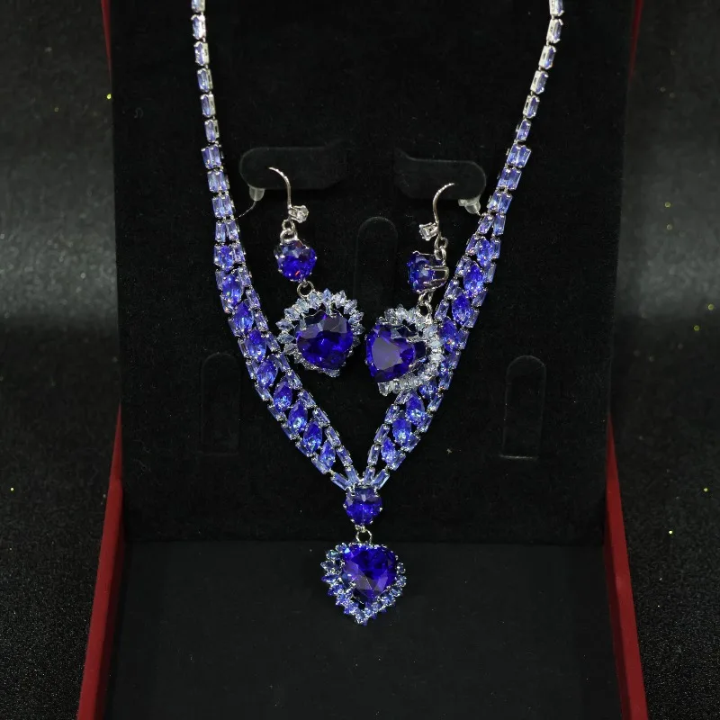 

Изысканный модный комплект украшений: ожерелье и серьги в сине-фиолетовых тонах с эффектом ледяного сияния